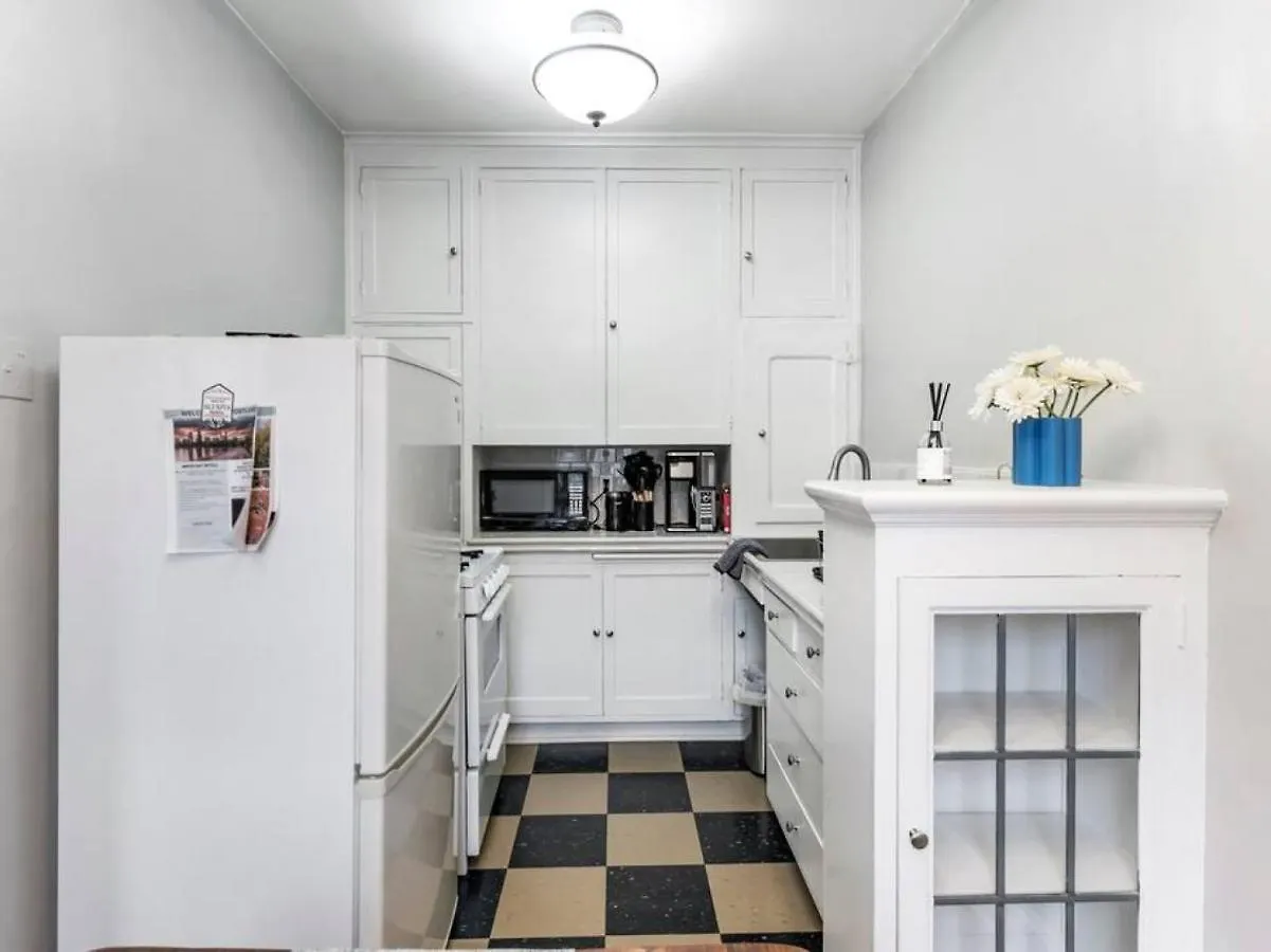 Central Downtown Studio With Vintage Charm Near Train Portland Apartment