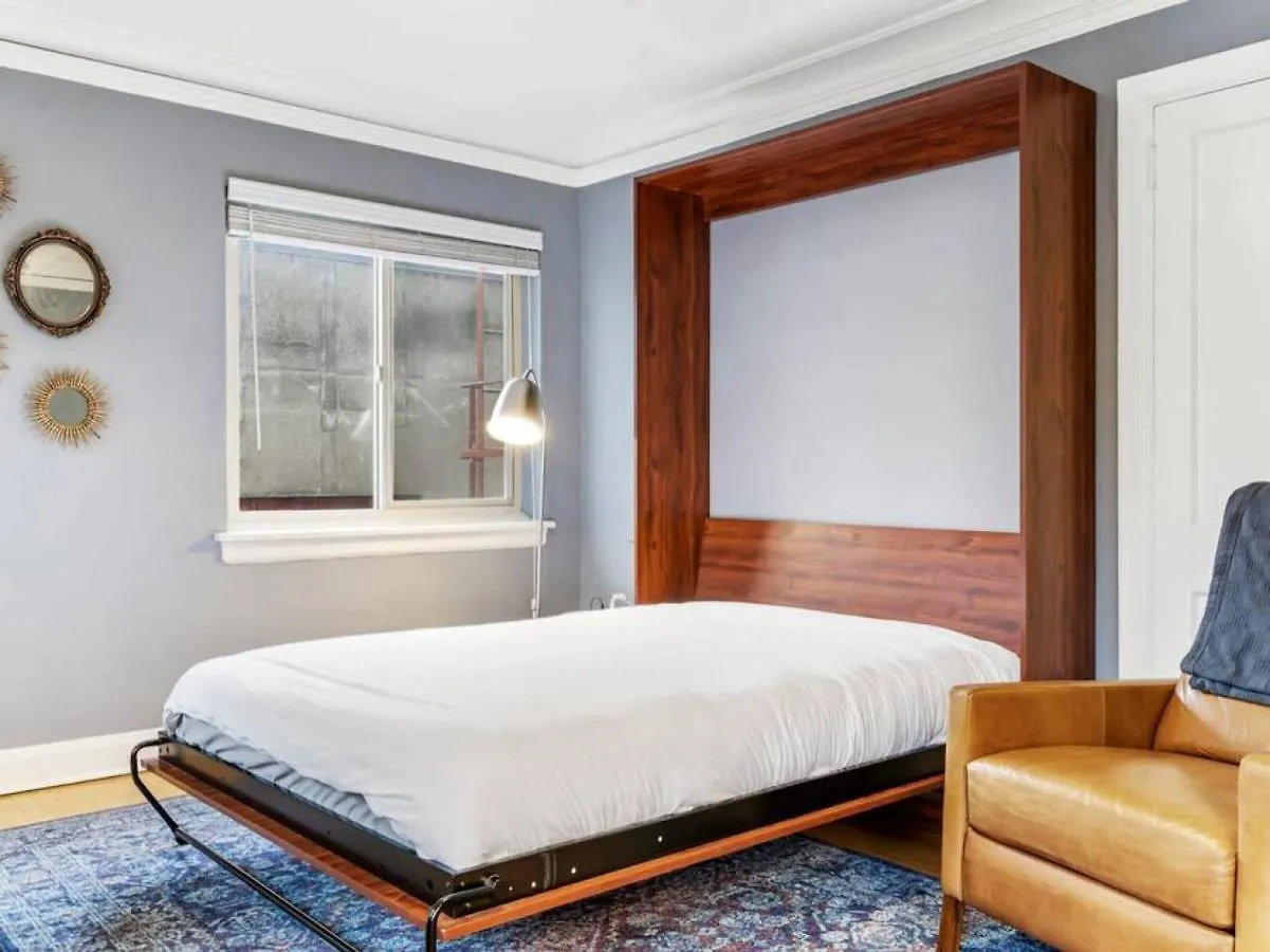 Central Downtown Studio With Vintage Charm Near Train Portland Apartment
