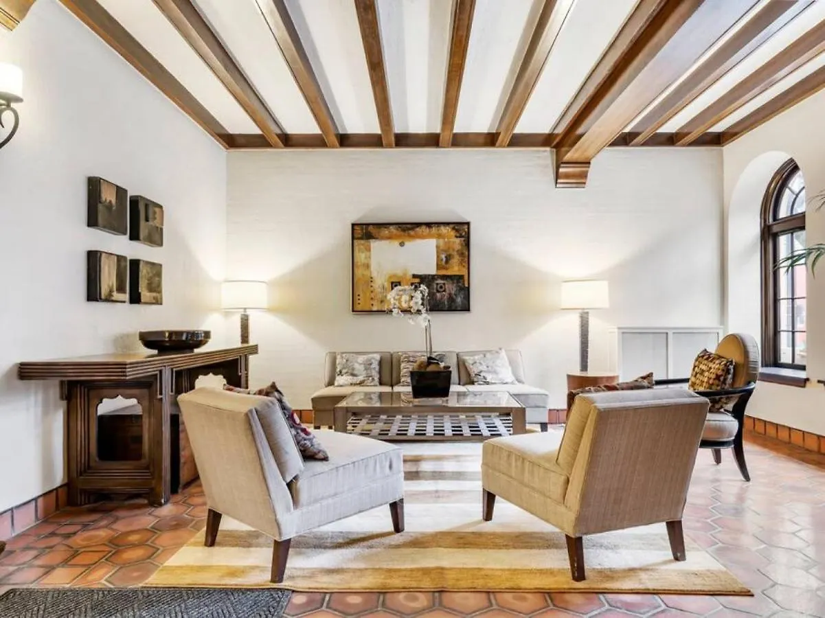 Central Downtown Studio With Vintage Charm Near Train Portland